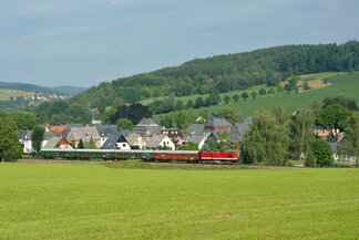 Die Diesellok V100 zieht den VSE-Museumszug