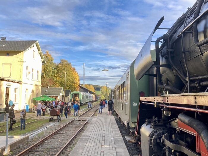 Dampfzug der EAB am Bahnhof Schlettau