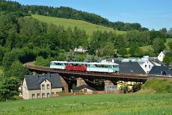 Auf der Schwimmbadbrücke Markersbach