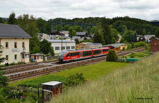 Triebwagen vor Viadukt