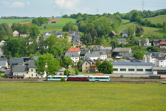 Die Erzgebirgische Aussichtsbahn erreicht den Bahnhof Markersbach