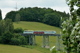 Schienenbus auf dem Viadukt Markersbach