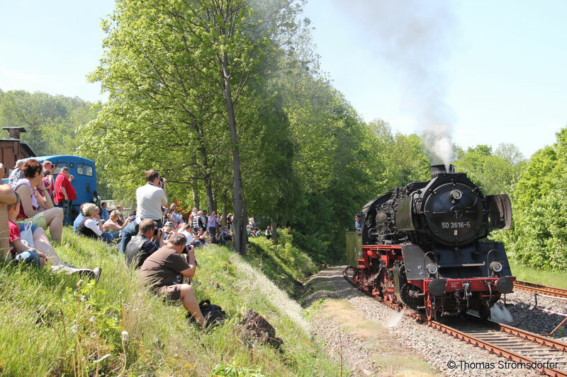 Dampflok der BR 50 und Museumszug auf Höhe des Eisenbahnmuseums Schwarzenberg