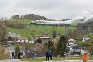 Die Erzgebirgische Aussichtsbahn auf dem Markersbacher Viadukt