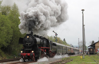 Der EAB-Dampfzug verlässt am 03. Mai den Bahnhof Schlettau zur Weiterfahrt Richtung Annaberg-Buchholz.