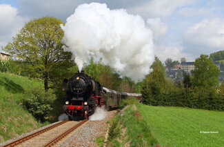 Die Dampflok 52 8079-7 mit dem VSE-Museumszug bei Markersbach.