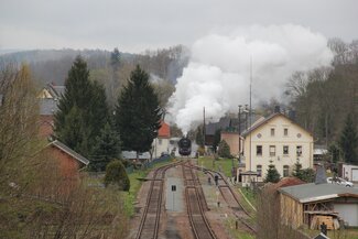 Einfahrt der Erzgebirgischen Aussichtsbahn in Markersbach
